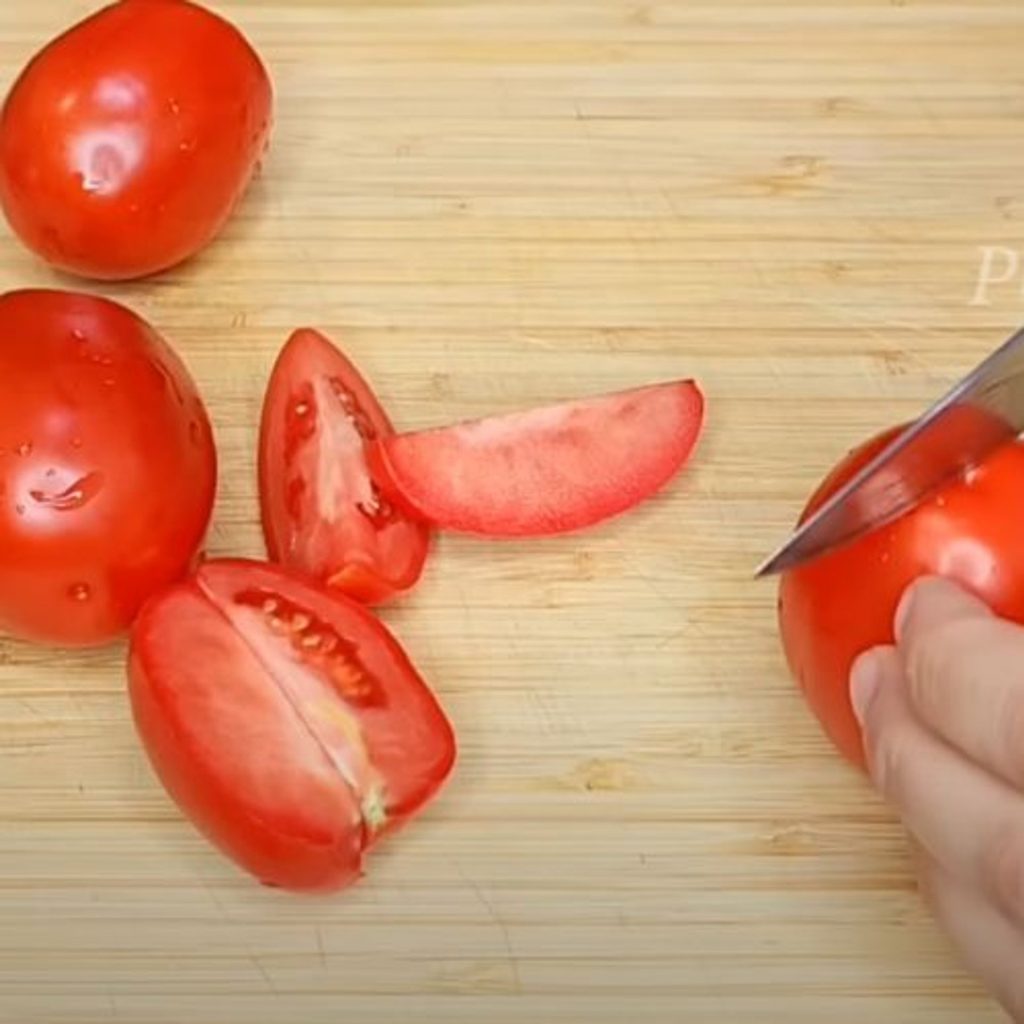 Rajčice nasjeckajte, pospite češnjakom i stavite peći. Preporučam svima ovaj recept